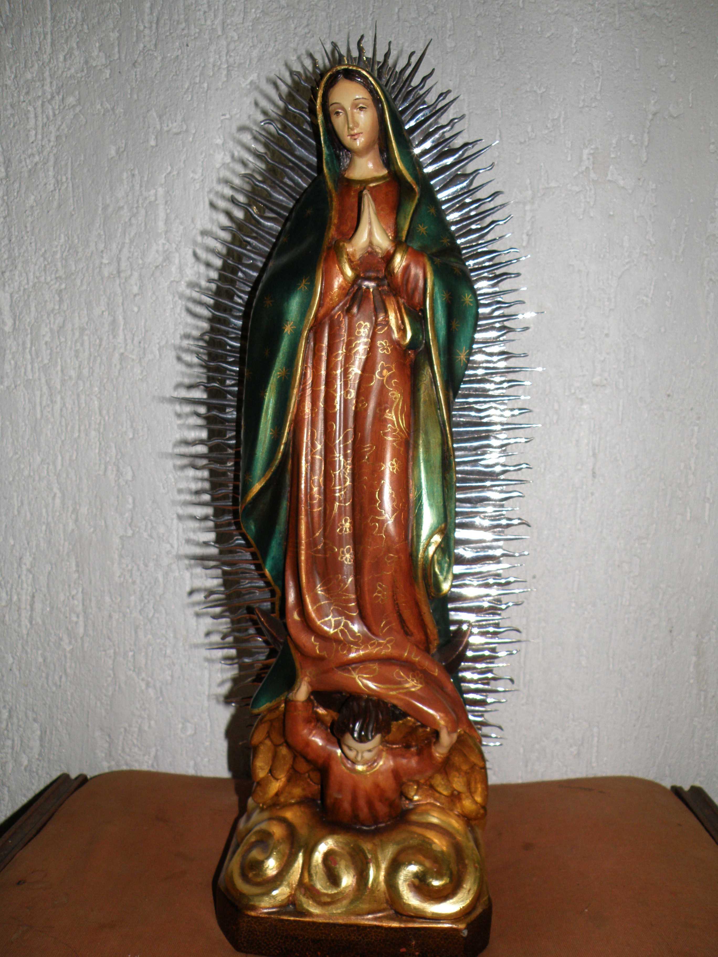 Virgen de Guadalupe dorada y estofada con Orfebrería elaborada por ER&MA®